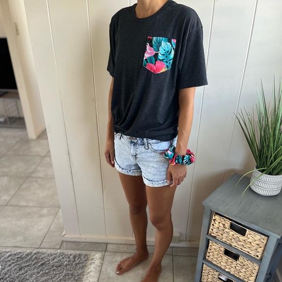 T-Shirt - Picture 4 of 9